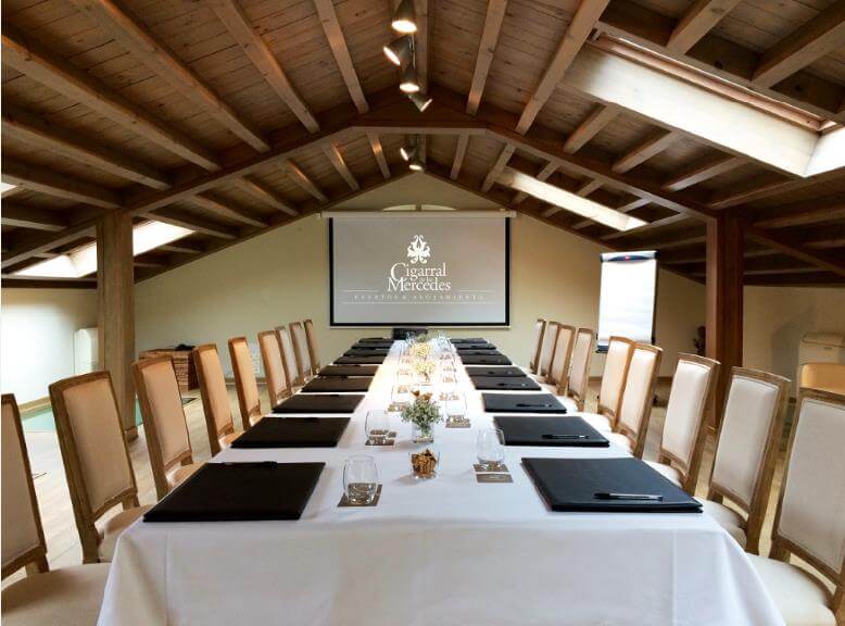 sala para organizar un evento empresarial en El Cigarral de Las Mercedes Cigarral de las Mercedes. Finca de bodas y eventos de empresa en Toledo. Eventos de empresa. Finca de Bodas. WEDDING VENUE IN SPAIN. BUSINESS EVENTS.