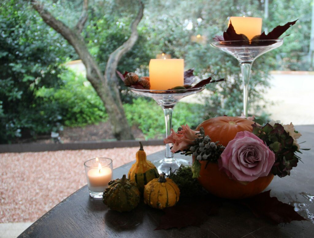 DIY, Florero de Calabaza, centro de mesa, fiesta de Halloween, Cigarral de las Mercedes finca de bodas y eventos en Toledo, Centerpiece, Pumpkin flower vase, halloween event, evento de Halloween, todos los santos