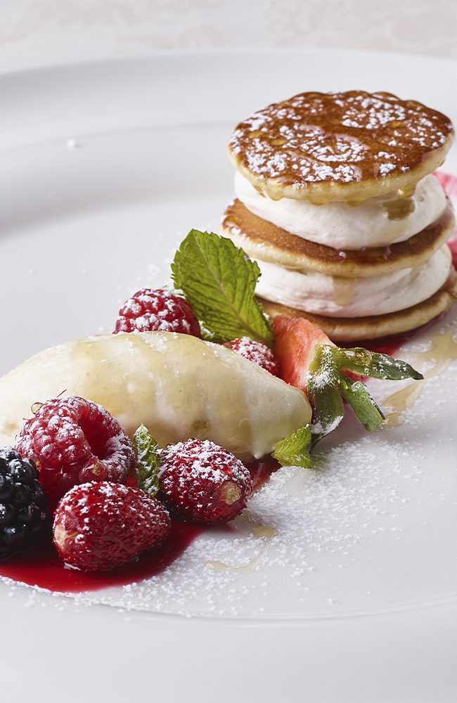 gastronomia-_0003_Mil-hojas de queso y frutas con jengibre y helado de sésamo blanco